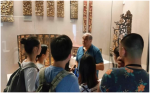 外教在歷史博物館給學生講解埃及...